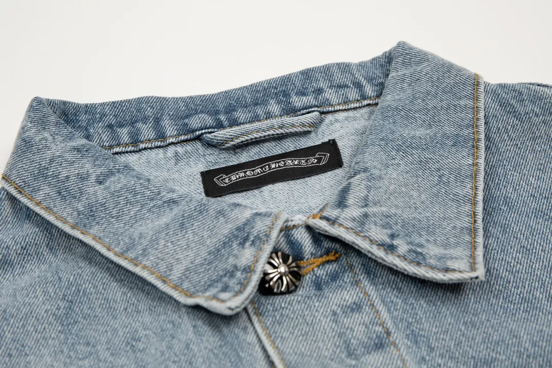 P240 Style number: H122 Chrome Hearts CH cross leather label patch with Sanskrit letters for couples, washed denim jacket, shirt jacket. Super popular style is here. The best item for this weather, cool oversize style. The classic white cross logo is all over the whole dress, and the large cross leather label on the back is the finishing touch. It is generous and full of personality without being exaggerated. It is a perfect versatile style for spring and summer! It is made of 100% denim cotton fabric with heavy thread count and washed with water to ensure a stiff and tough shape while being comfortable and breathable against the skin. The high-density embroidery of Sanskrit letters is ultra-exquisite. The original molded custom buttons, large cross leather label, and Croxin's silver jewelry details are all luxurious! Casual and loose version, lazy and casual, the same style for men and women. It is very trendy to match it with sweatpants and wide-leg pants. The focus is on versatility. It can be used as a jacket in spring and autumn. Size: S-XL Color: blue